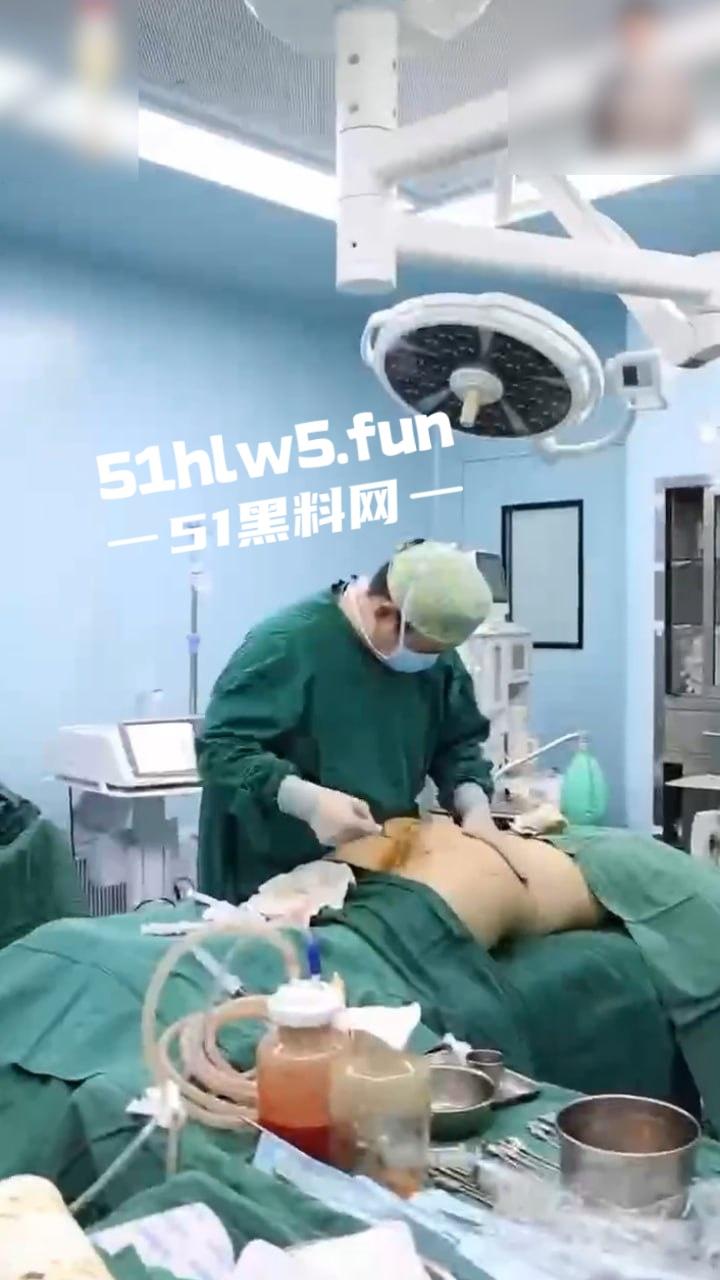 实拍整形医院,小仙女整容抽脂和填充全过程,看着残忍但做完后惊艳的效果让人震撼。-4