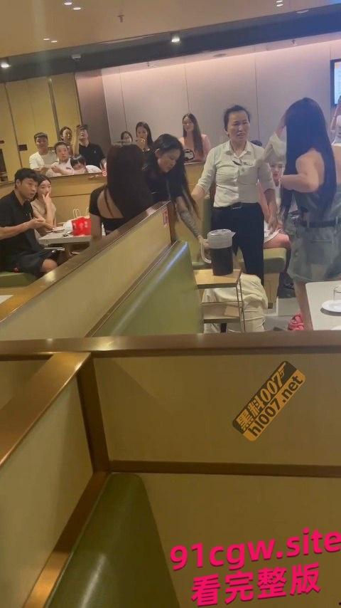 闺蜜和男友搞一起了，正牌女友跑到海底捞暴锤小三！ #海底捞撕逼 #海底捞捉小三-2