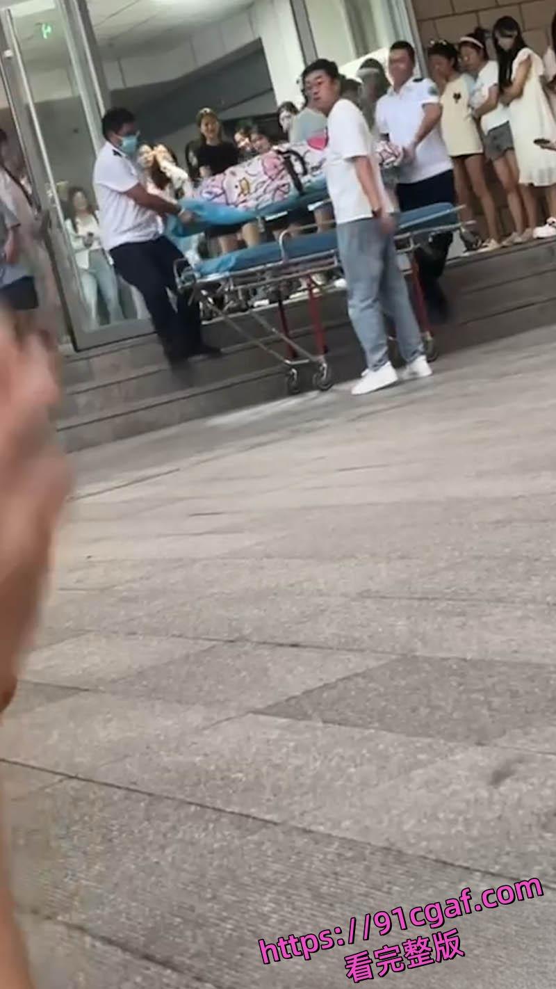 甘肃农大女生宿舍生娃惨剧 大二学姐失血过多命悬一线 救护车狂啸孩子哭嚎-5