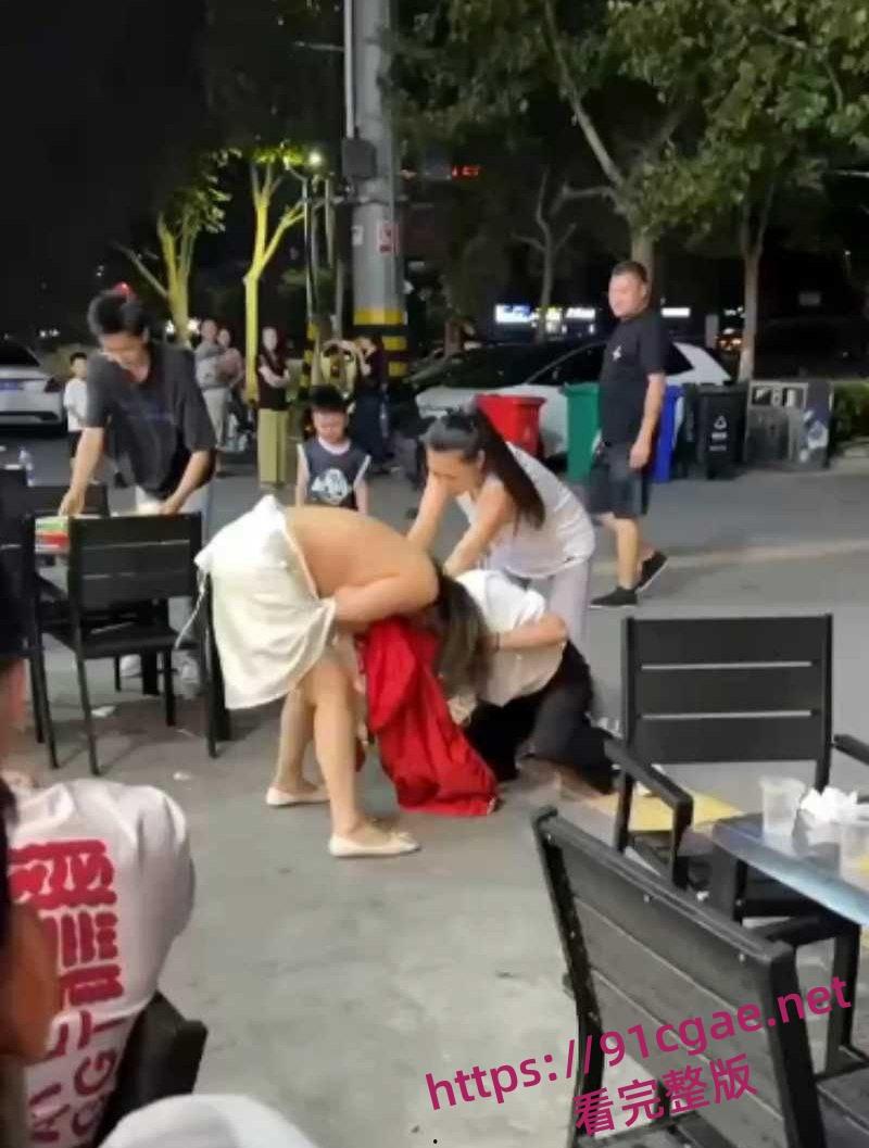 原配小三当街互殴名场面 激烈扭打互相撕扯彪悍战斗力引得路人围观!-1