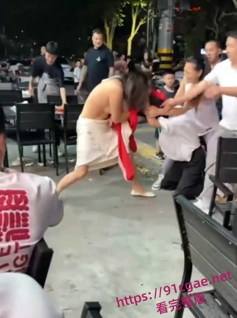 原配小三当街互殴名场面 激烈扭打互相撕扯彪悍战斗力引得路人围观!-2