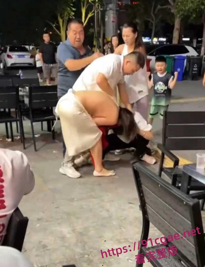 原配小三当街互殴名场面 激烈扭打互相撕扯彪悍战斗力引得路人围观!-3