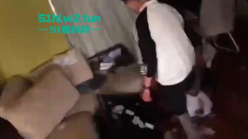 精神小伙情人节约操兄弟老婆被发现引发大混战，双拳难敌众手惨遭群殴现场视频曝光。-5