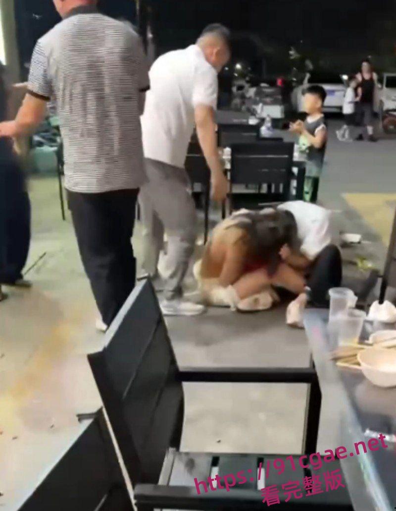 原配小三当街互殴名场面 激烈扭打互相撕扯彪悍战斗力引得路人围观!-4