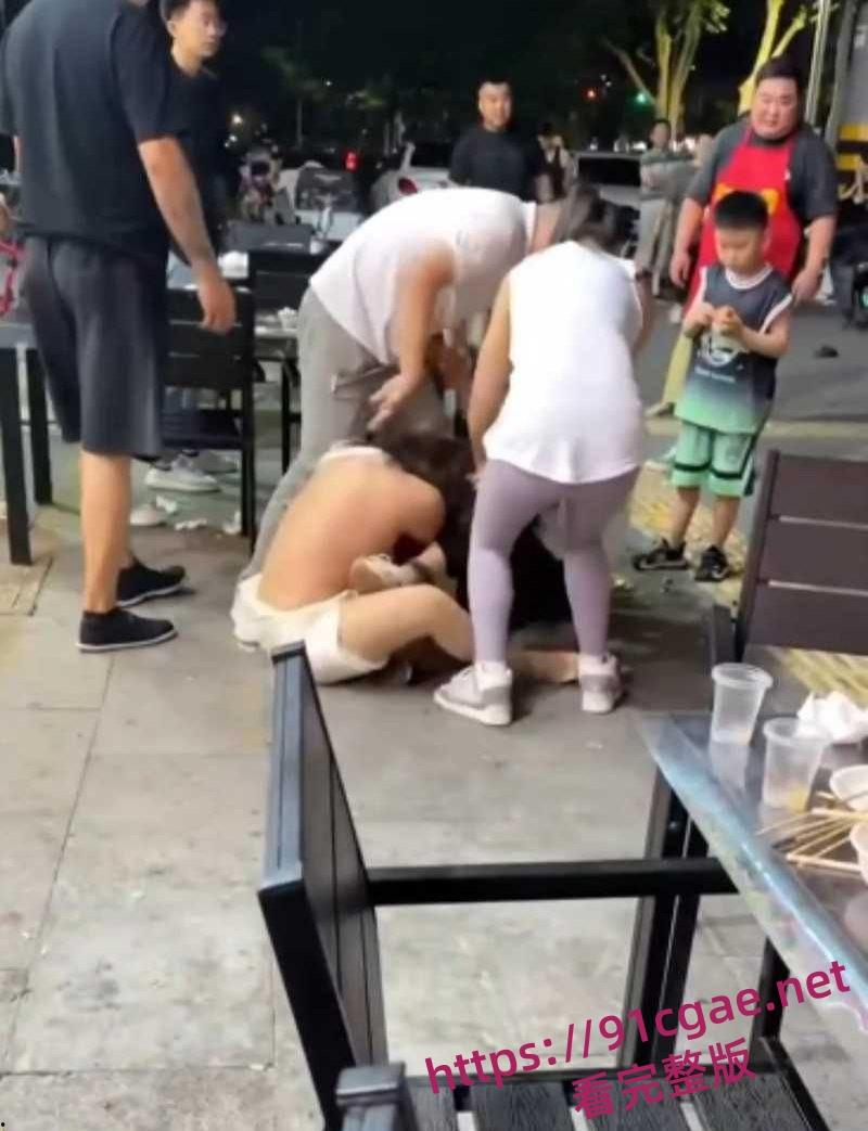原配小三当街互殴名场面 激烈扭打互相撕扯彪悍战斗力引得路人围观!-5