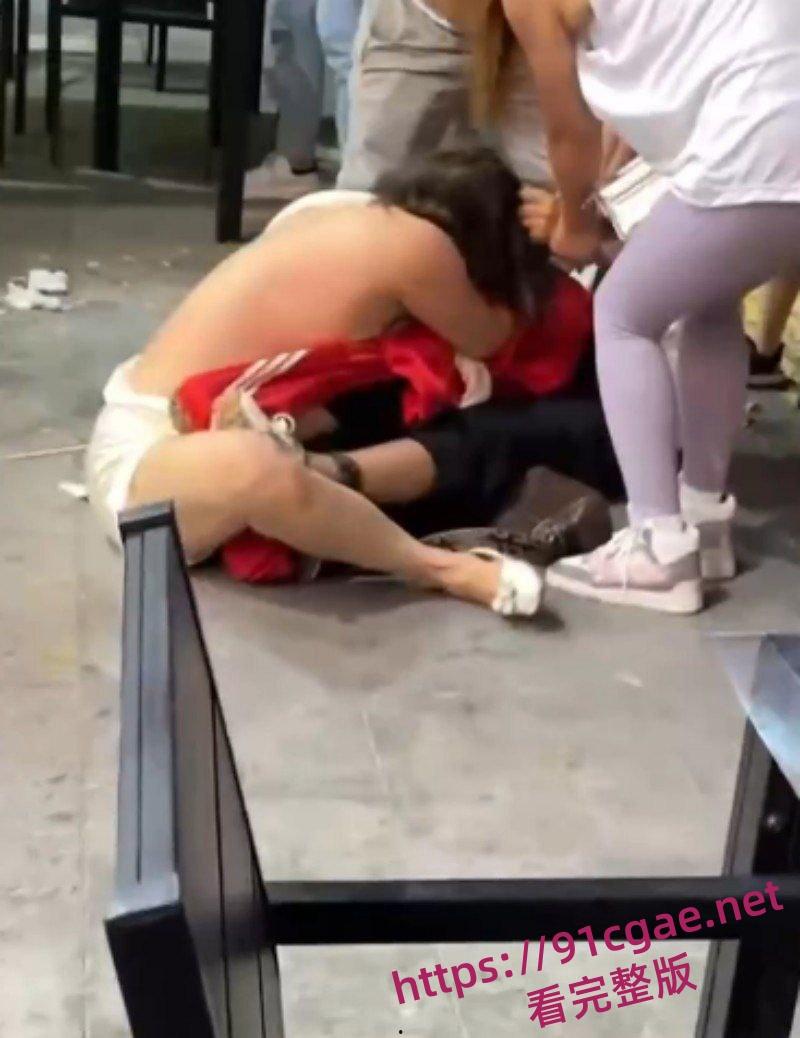 原配小三当街互殴名场面 激烈扭打互相撕扯彪悍战斗力引得路人围观!-6