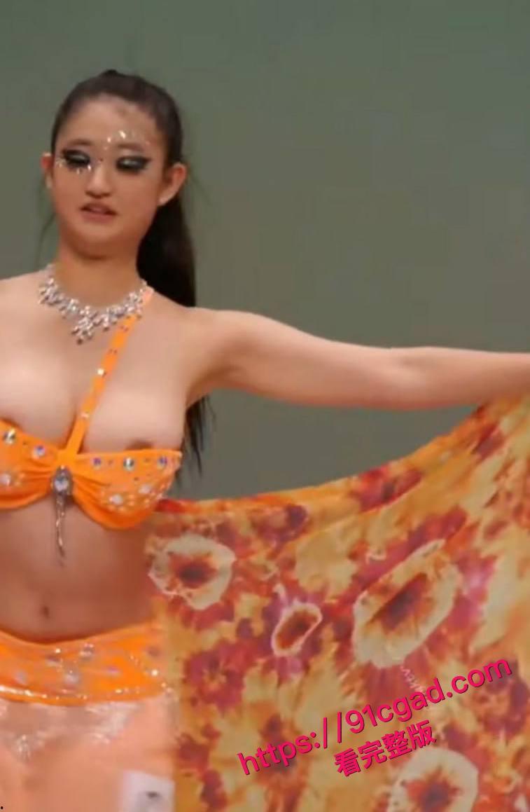 北京艺术学院艺考生 周淑 表演时裹胸脱落 露出深色乳晕！-4