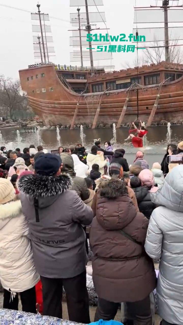 过年出游成风气，路见不平先插队！河南景区多次发生打架事件激烈打斗场面比表演还好看。-1