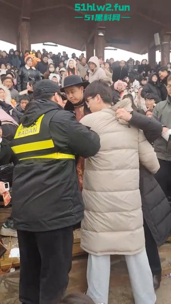 过年出游成风气，路见不平先插队！河南景区多次发生打架事件激烈打斗场面比表演还好看。-6