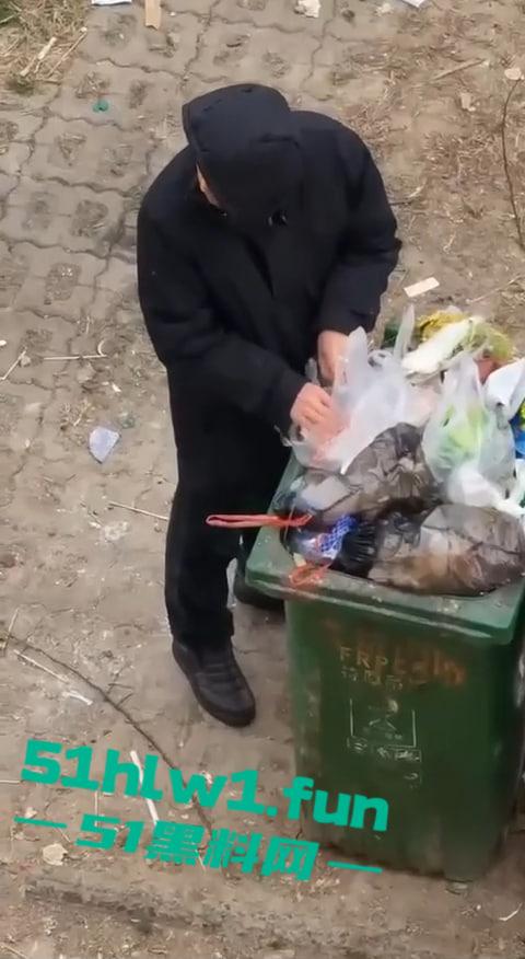 超变态的性癖爱好吗，男子在垃圾桶翻女生带血卫生巾舔舐，蚊子见了都要称赞牛逼。-4