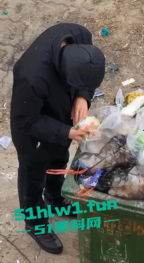 超变态的性癖爱好吗，男子在垃圾桶翻女生带血卫生巾舔舐，蚊子见了都要称赞牛逼。-5