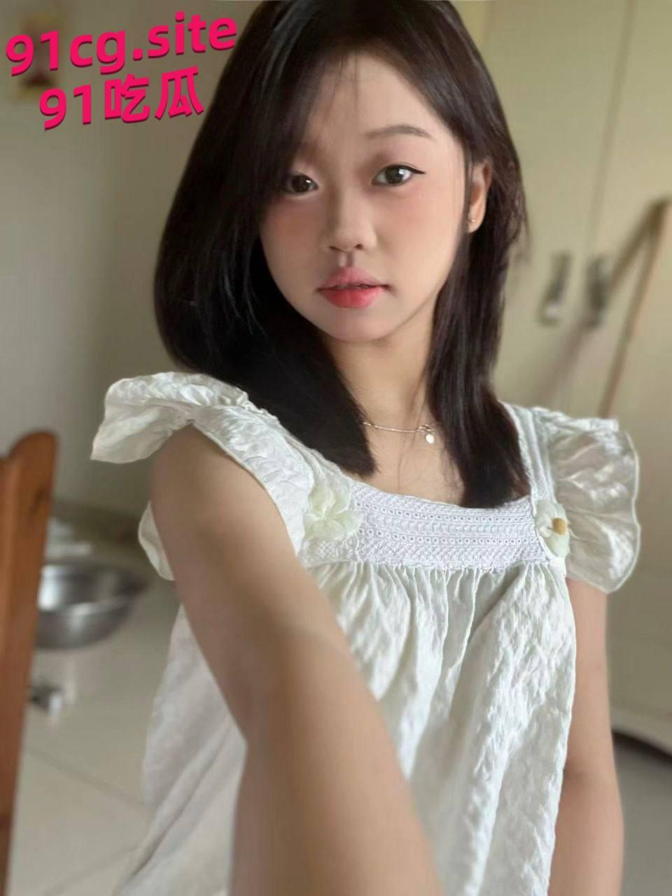 禽兽哥哥和刚满18岁的妹妹 一起看黄片动手动脚，最终拿下一血-3