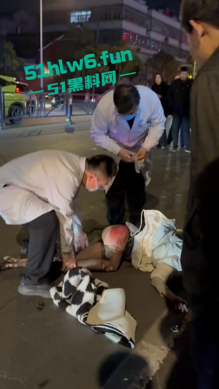 精神小伙带美女飙车失控撞车当场超度，黑丝美女瞬间被摔成麻花扭成三折叠。-3