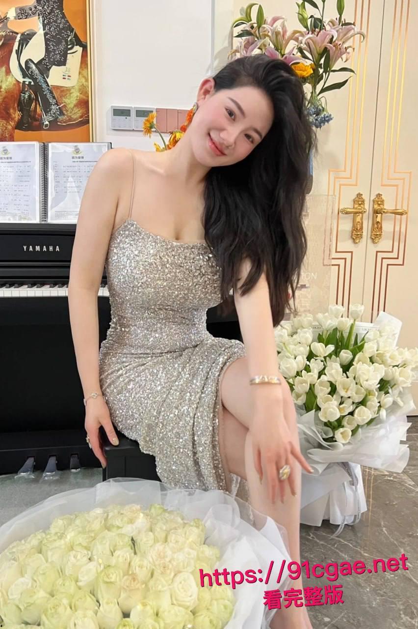 兄弟的老婆出轨被我无意发现,告诉兄弟后喊上我们迷翻他老婆一起轮番操得她骚逼都合不拢!-1