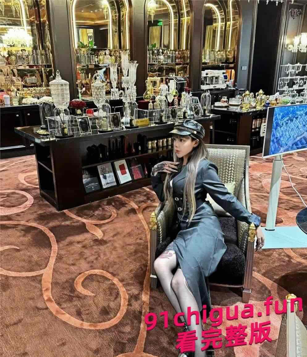 超高颜值纹身女王王小雨被被爆受虐性瘾，性感制服诱惑搭配黑丝性爱视频流出惊爆网络！-1