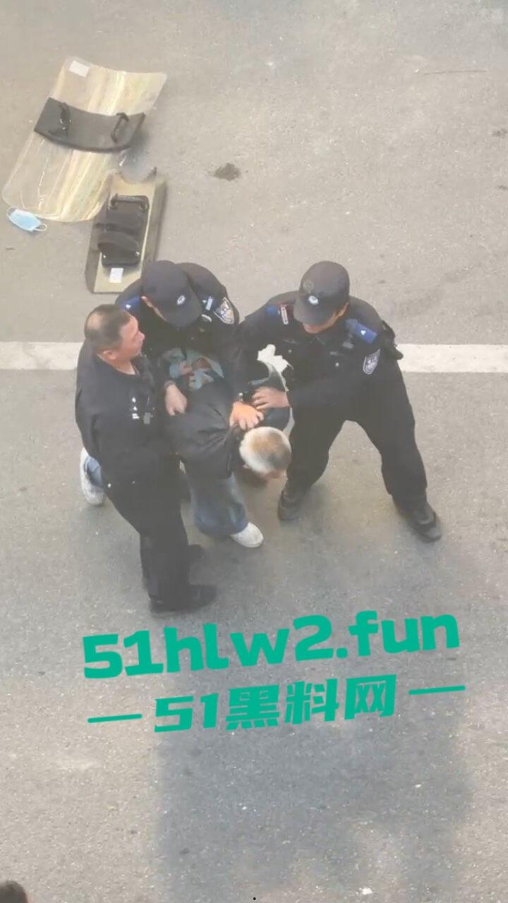 汕尾市海丰县持刀匪徒和帽子叔叔对峙被抓，王某抢劫犯此前有吸毒史逮捕现场视频曝光。-5