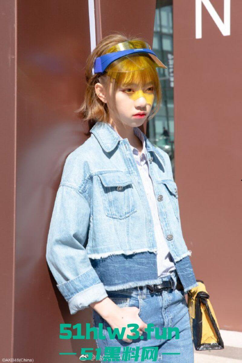 B站人气up主【妮妮】真实信息及早期陪睡金主私密视频被扒,两极反差震惊众人引热议。-6