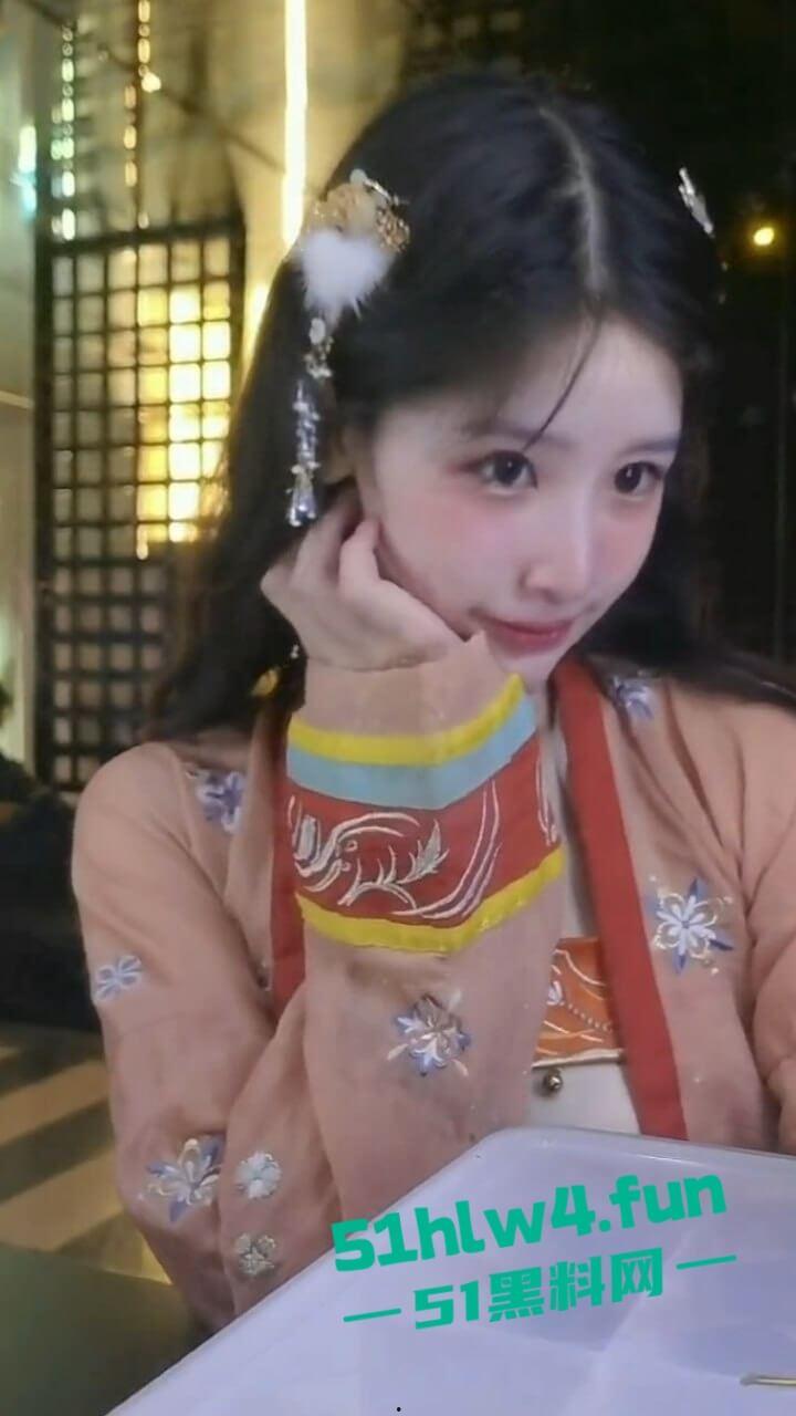 推特【橙子喵酱】竟然在抖音开播，上岸了还是借此收割大哥呢，来回忆一下女神的白虎嫩穴吧。-2