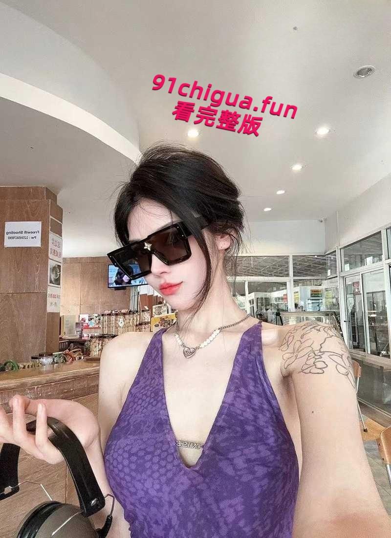 天津顶级名媛【黄丽娜】线下援交视频曝光，疯狂式口交深喉被金主爆操爽的直翻白眼，肩部纹身实锤无疑！-2