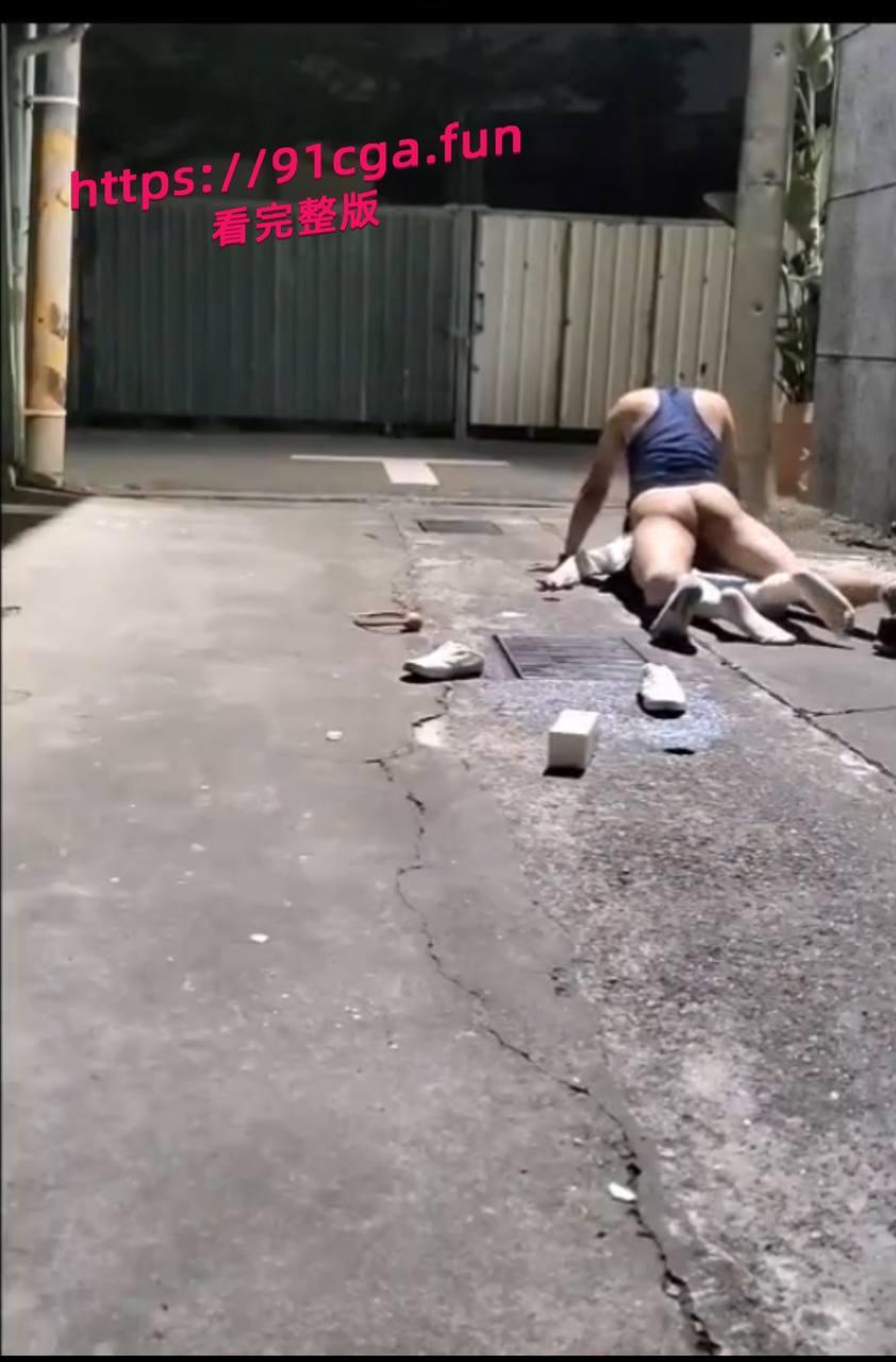 深夜JK妹子醉倒小巷内,被路过小哥实施“捡尸”-1