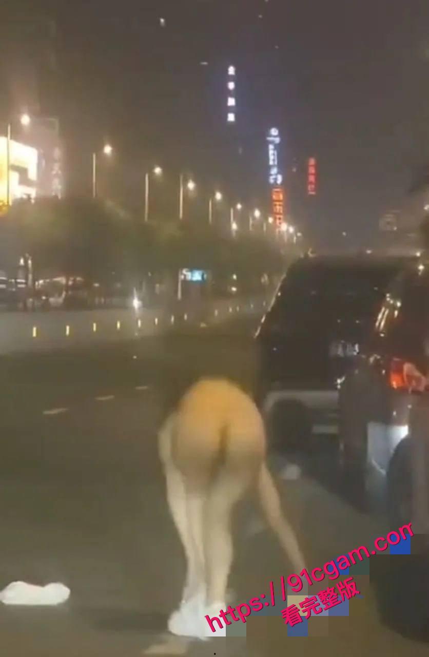 沈阳街头情侣吵架分手,一言不合当街脱光,该说不说身材是真的好! #沈阳街头情侣吵架脱光 #当街脱光 #沈阳新闻 #吃瓜-2