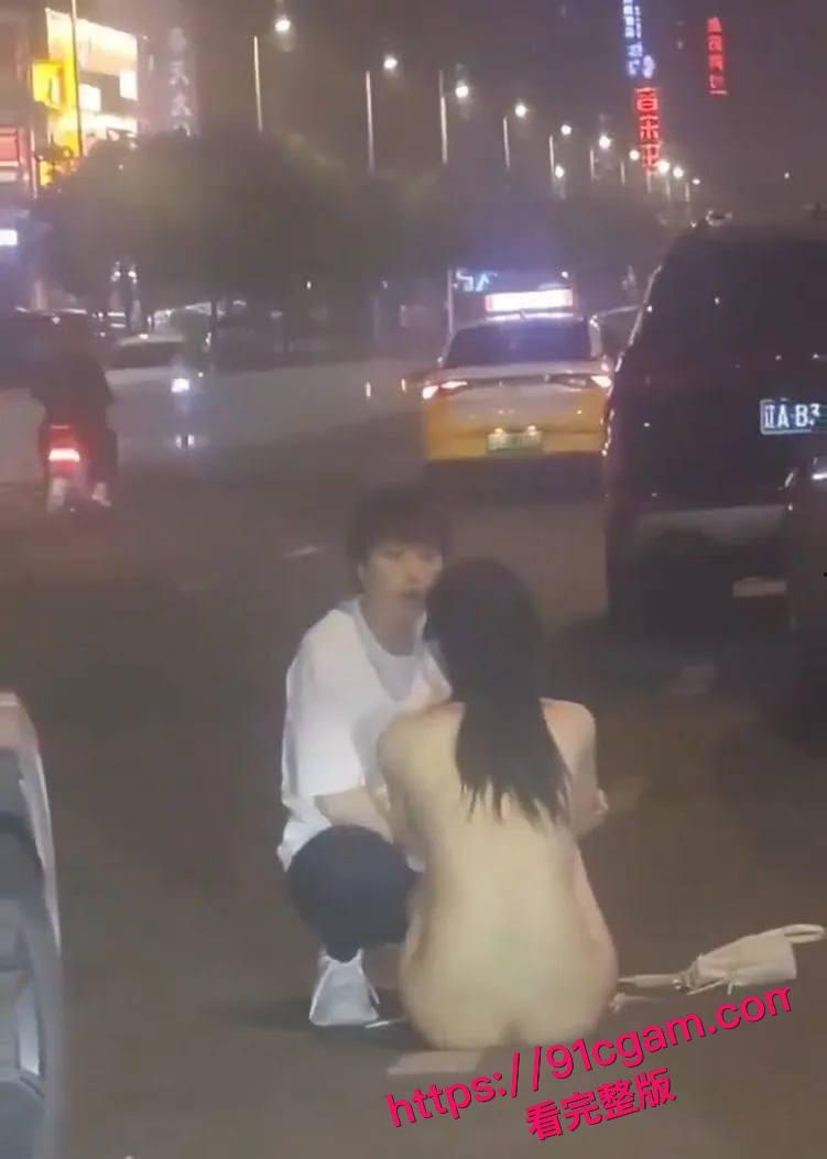 沈阳街头情侣吵架分手,一言不合当街脱光,该说不说身材是真的好! #沈阳街头情侣吵架脱光 #当街脱光 #沈阳新闻 #吃瓜-3