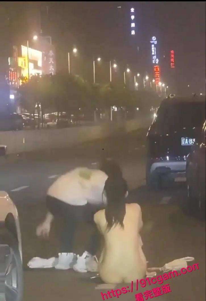 沈阳街头情侣吵架分手,一言不合当街脱光,该说不说身材是真的好! #沈阳街头情侣吵架脱光 #当街脱光 #沈阳新闻 #吃瓜-4