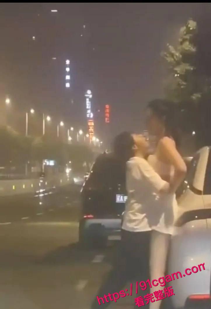 沈阳街头情侣吵架分手,一言不合当街脱光,该说不说身材是真的好! #沈阳街头情侣吵架脱光 #当街脱光 #沈阳新闻 #吃瓜-5