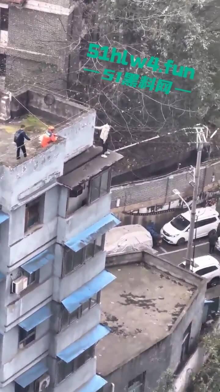 山西一男子轻生现场，救援队赶到男子奋不顾身跳楼自杀，据悉是离婚导致的精神崩溃。-2