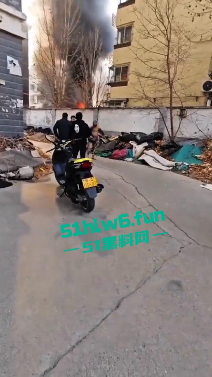 山东济南一小区发生火灾，男子被烧的体无完肤，经调查是邻居大妈积攒的废品导致烧成这样也太惨了。-3