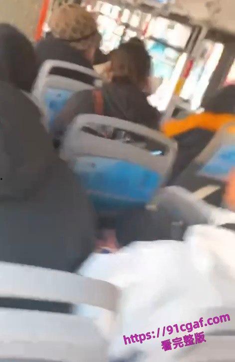 山东潍坊的这对学生情侣在公交车上众目睽睽之下给男朋友口交-3