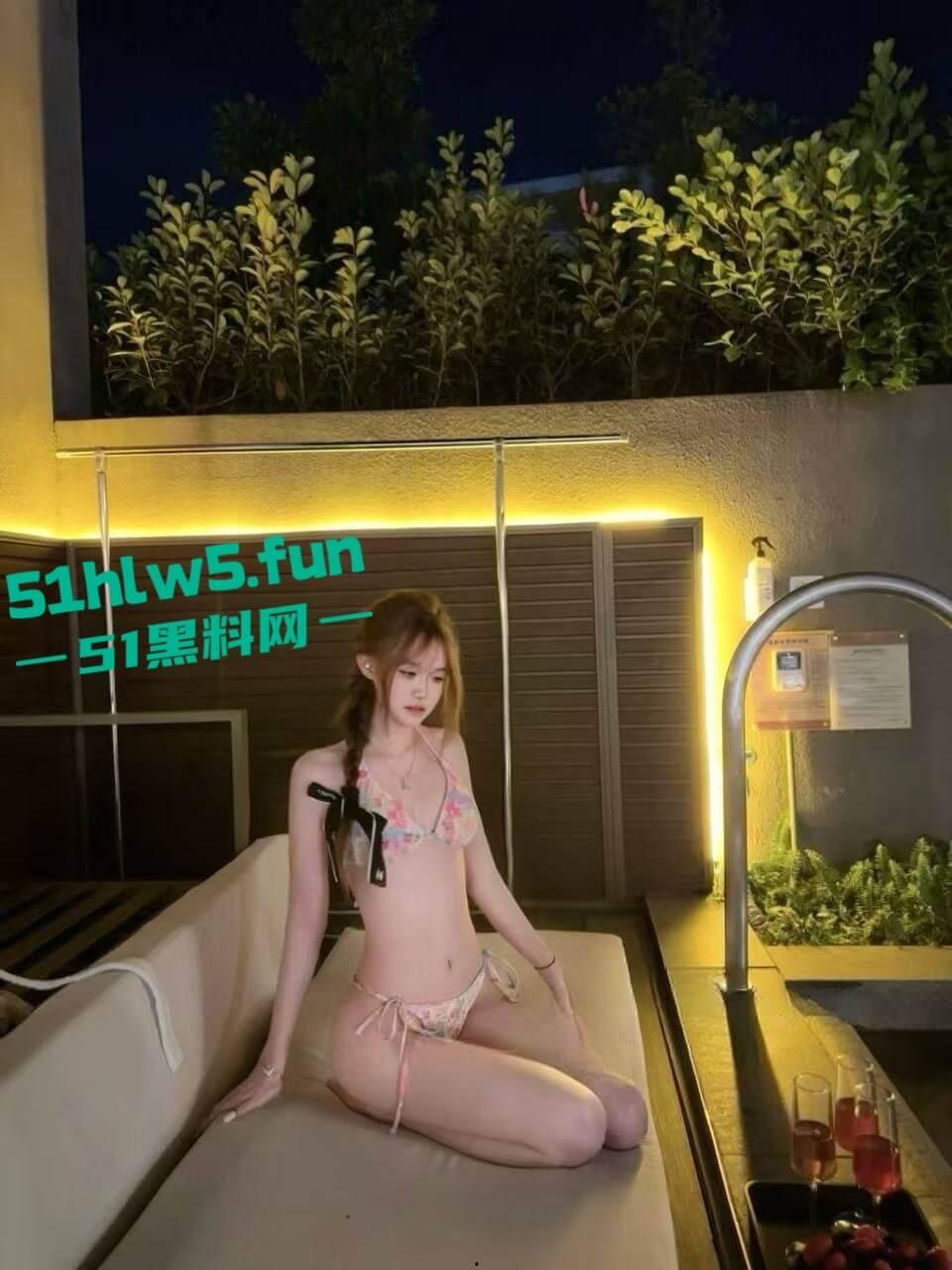 广东高颜值学生妹【覃苏】穿开裆丝袜主动掰穴，被主人远程调教完整版视频流出！-2