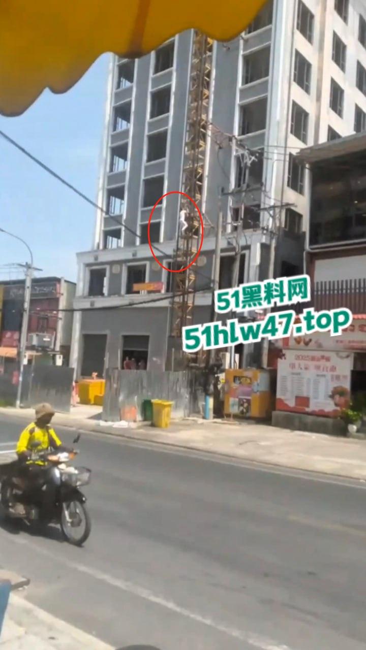 柬埔寨西港跳楼自杀事件，来自中国江西男子【甘院亮】爬到吊车顶部，随后直接跳下身亡。-3