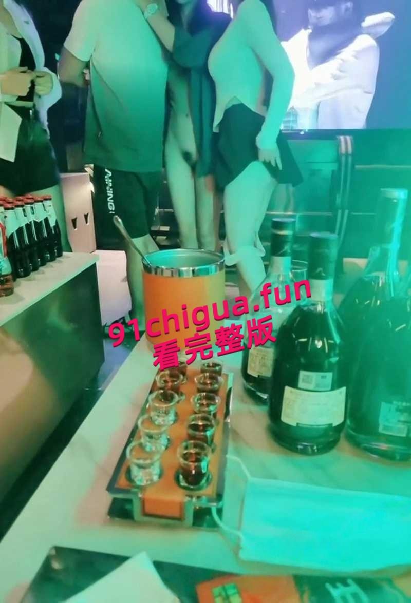 极品人妻【小鲸鱼】KTV淫趴视频流出，闺蜜当众露逼揉奶狂跳骚舞撩拨群男，少妇还是更会玩啊！-3