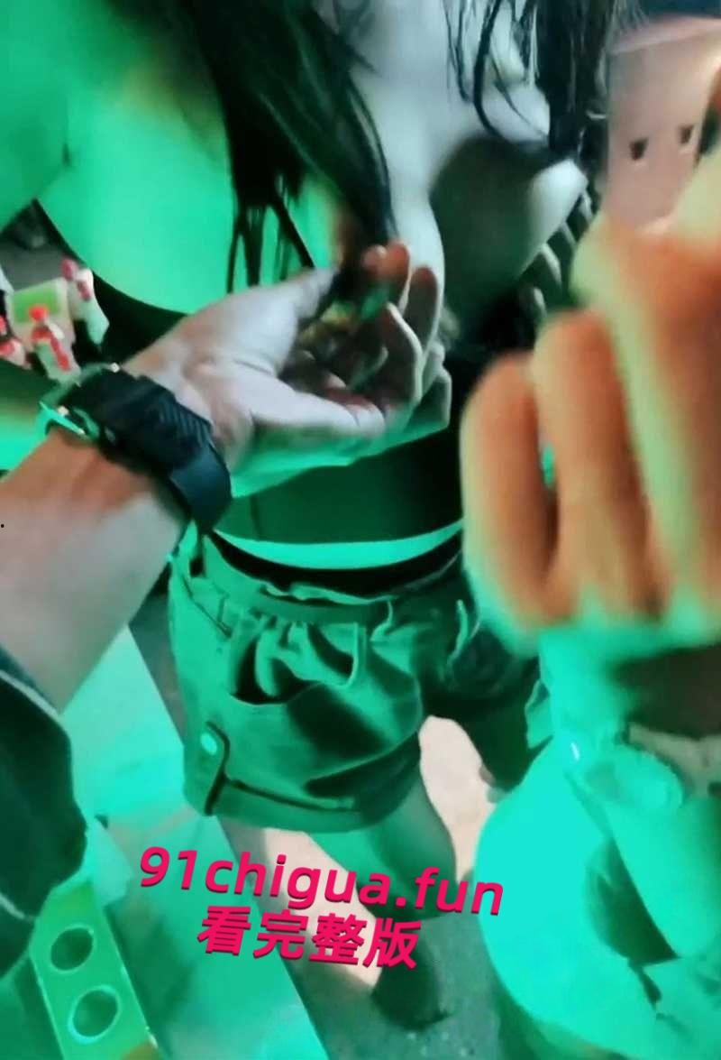 极品人妻【小鲸鱼】KTV淫趴视频流出，闺蜜当众露逼揉奶狂跳骚舞撩拨群男，少妇还是更会玩啊！-5