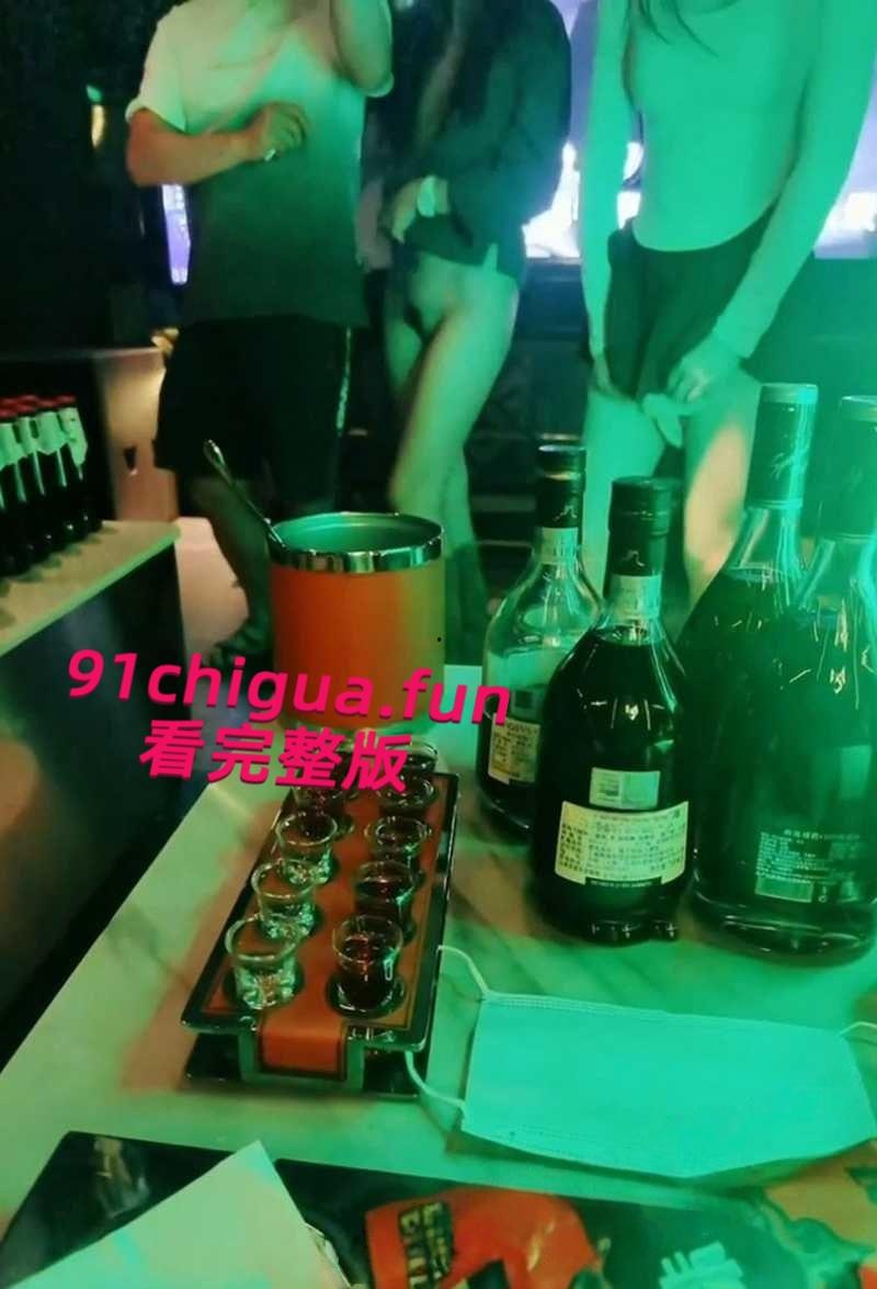 极品人妻【小鲸鱼】KTV淫趴视频流出，闺蜜当众露逼揉奶狂跳骚舞撩拨群男，少妇还是更会玩啊！-7