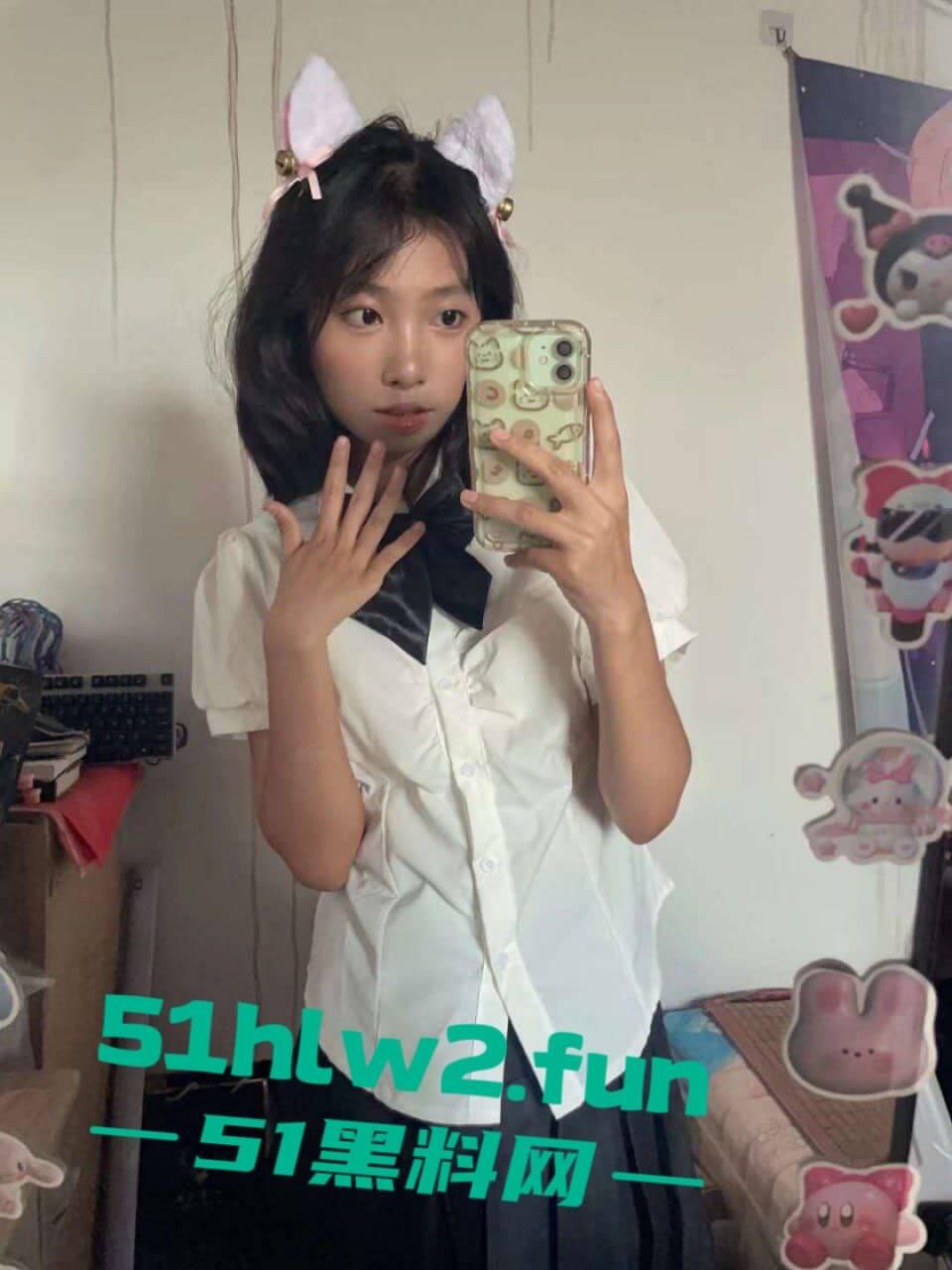 柳州学生嫩妹【叶露露】苗条身材反差萝莉，看似清纯实则骚的一批黑丝JK勾引 渴望被大鸡巴爆操。-1