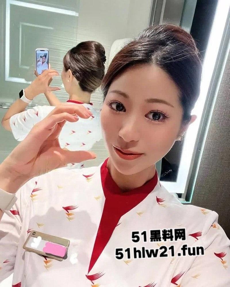 香港超火辣空姐出轨闺蜜老公，酒店激情吃鸡口交技术超一流，这么漂亮性感的空姐看着她吃鸡巴征服感拉满。-1