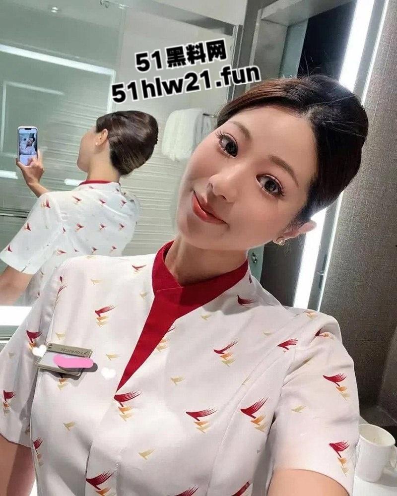 香港超火辣空姐出轨闺蜜老公，酒店激情吃鸡口交技术超一流，这么漂亮性感的空姐看着她吃鸡巴征服感拉满。-8