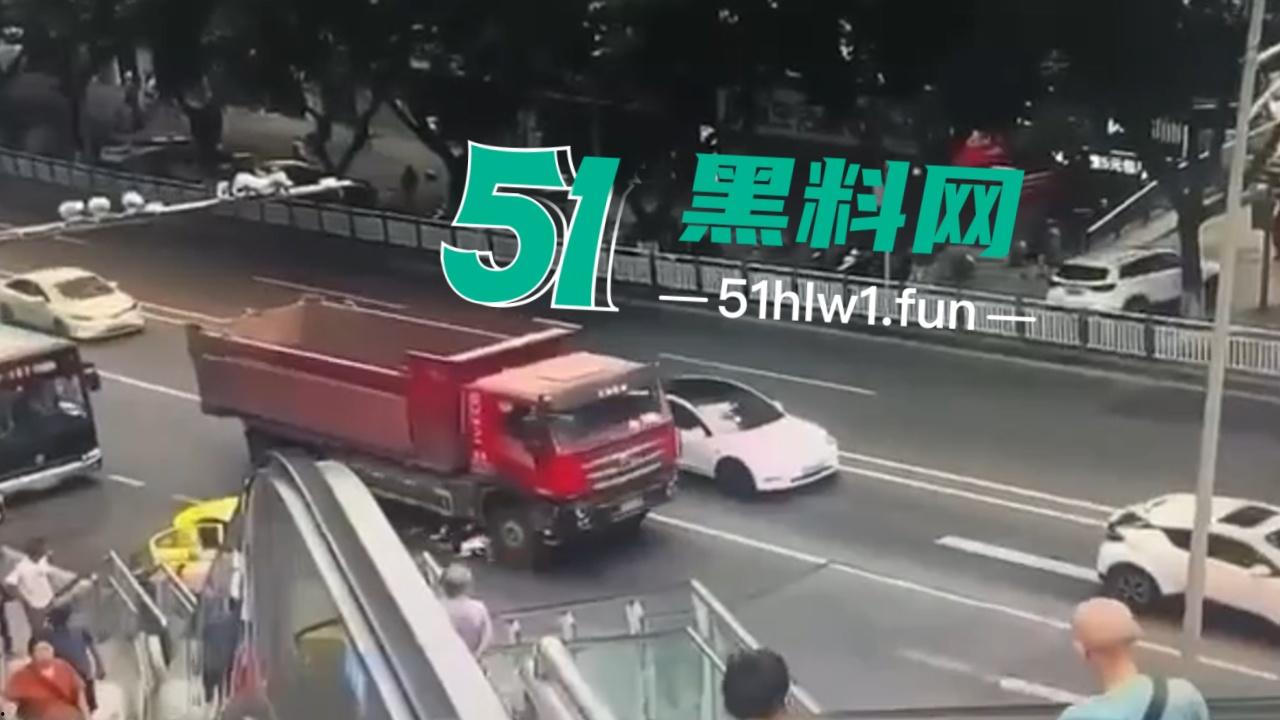 【血腥恐怖】重庆五里店灯饰广场万丰路口发生严重车祸，男子骑电瓶车行驶在货车前方盲区被当场碾压爆头。-1