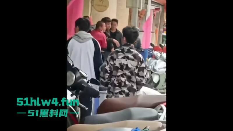 广东汕尾狗男女偷情被发现，原配开车撞男小三，下死手暴力殴打人差点没了！-1