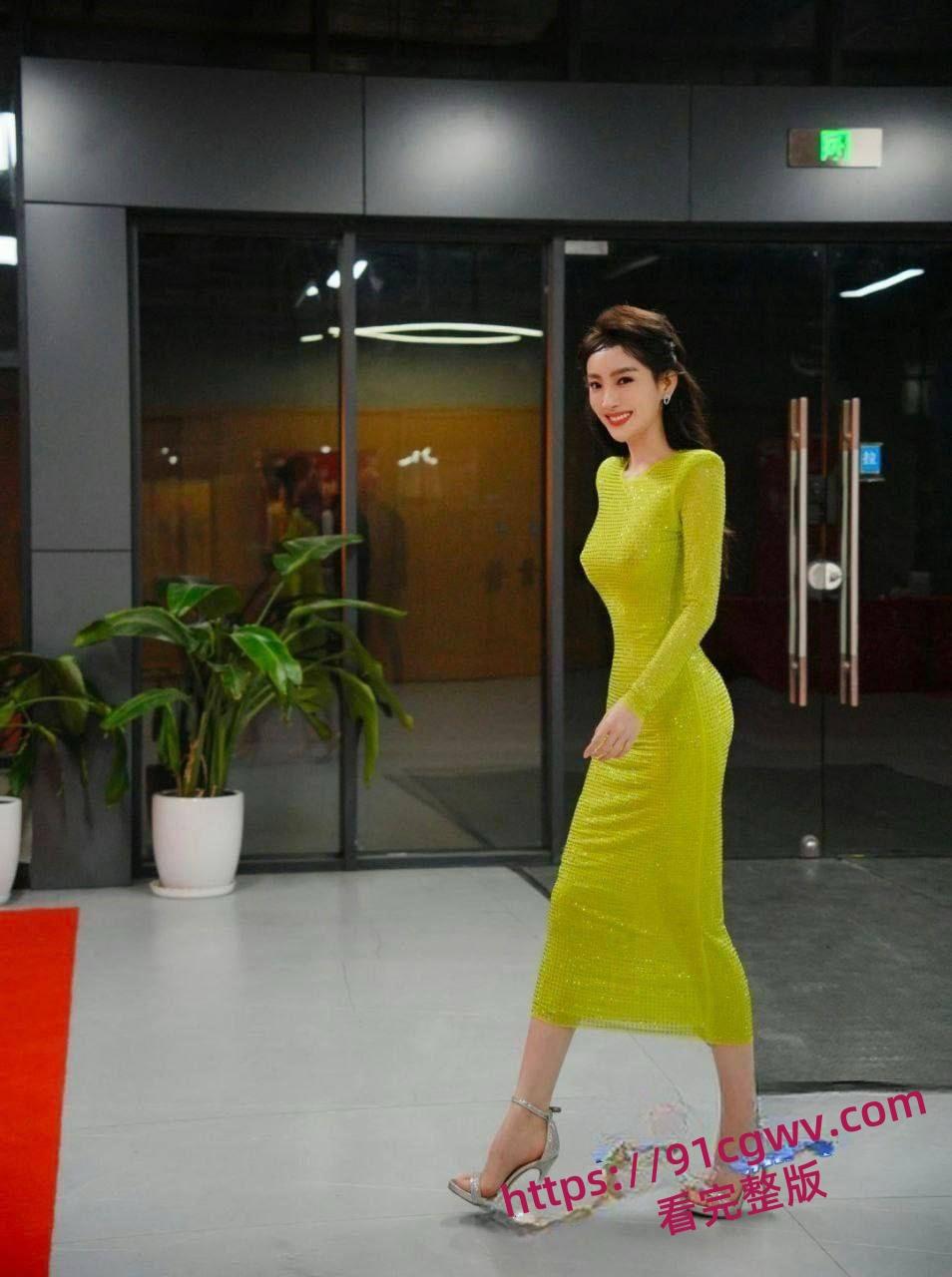 前央视女主持人马卉真空主持节目及直播,颜值身材是真的不错 高冷女主播黑料流出-6