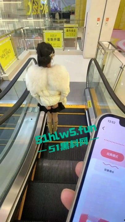 家有娇妻【4】性奴露脸原创,这么贱的⼥⼈出租⻋上给逼⾥塞跳蛋还逛商场 主动要求吞精。-2