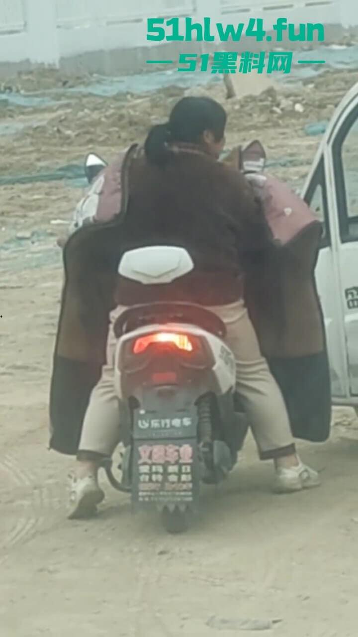 户外老头乐车震偷拍！50岁卖淫大娘拉着大爷激情野战，还得是你大爷啊这风流程度丝毫不减当年！-3