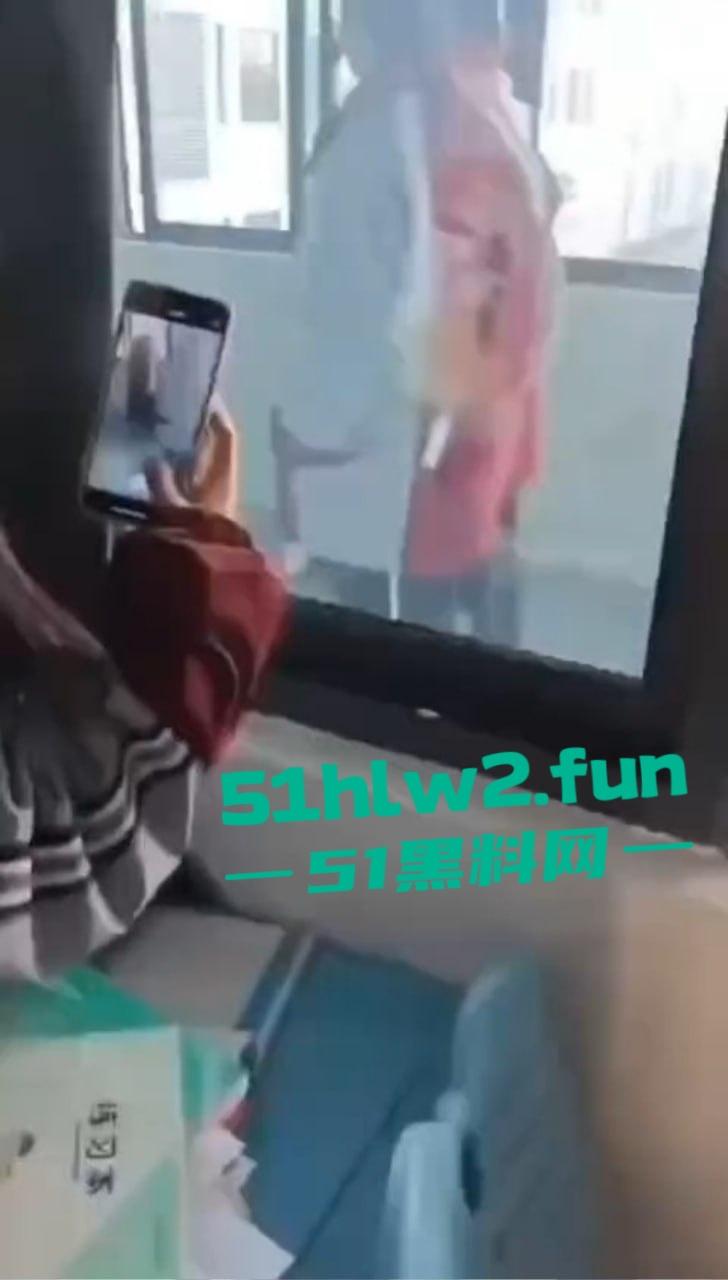 江苏淮阴中专教室走廊变活春宫！学生狗男女当众表演口交，偷拍视频疯传，学校沦为龟狗乐园！-7