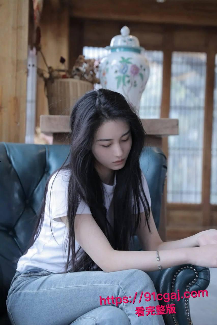 真实约炮!约了个艺术学院毕业的肤白貌美大长腿的极品妹子,必须提前吃悍马糖好好操她一番爽得她不要不要的!-4