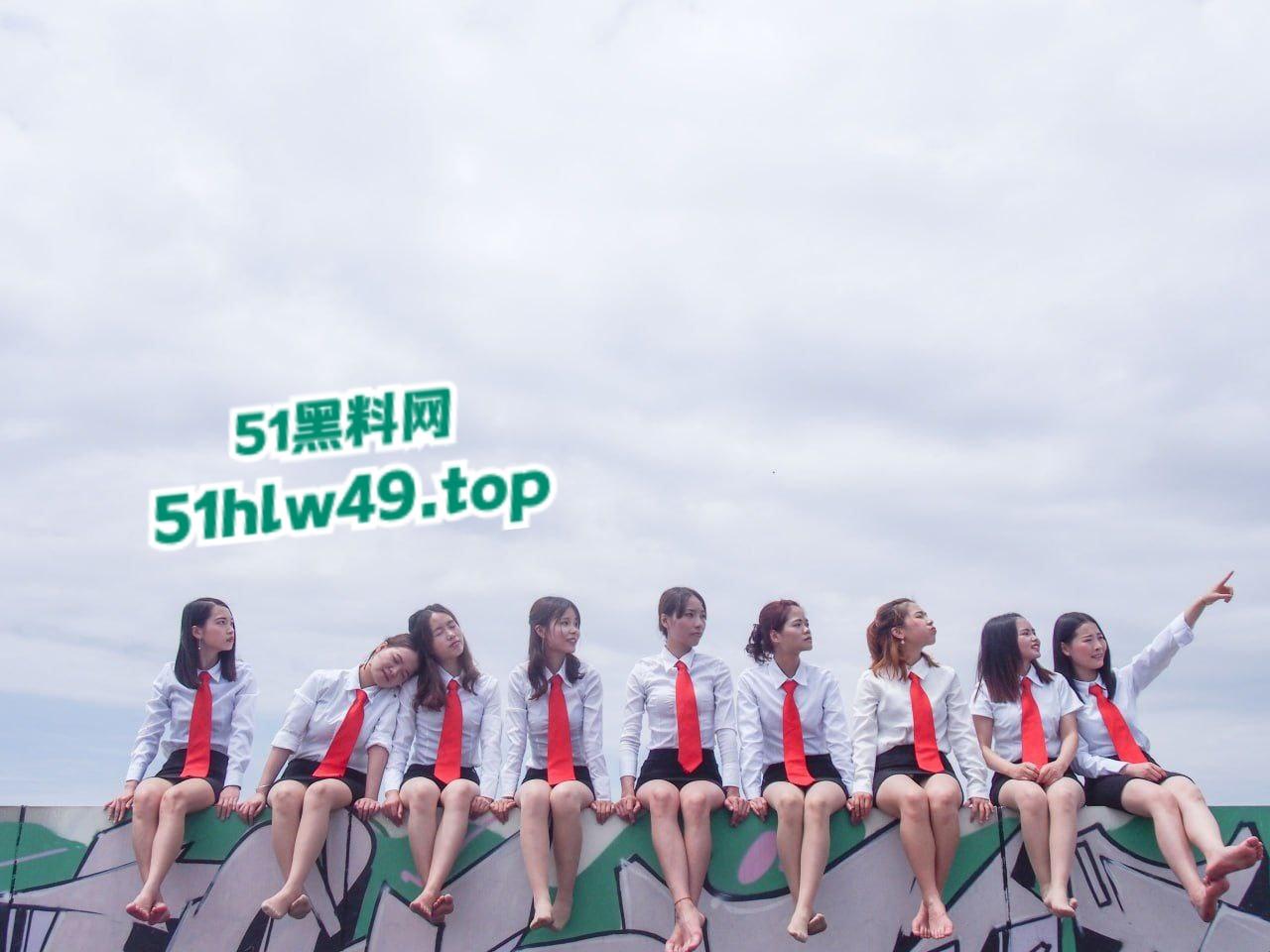 广东茂名人妻【何丽燕】性感骚人妻，大学到婚后一直被金主包养，婚后毫无节制被老公发现曝光！-2