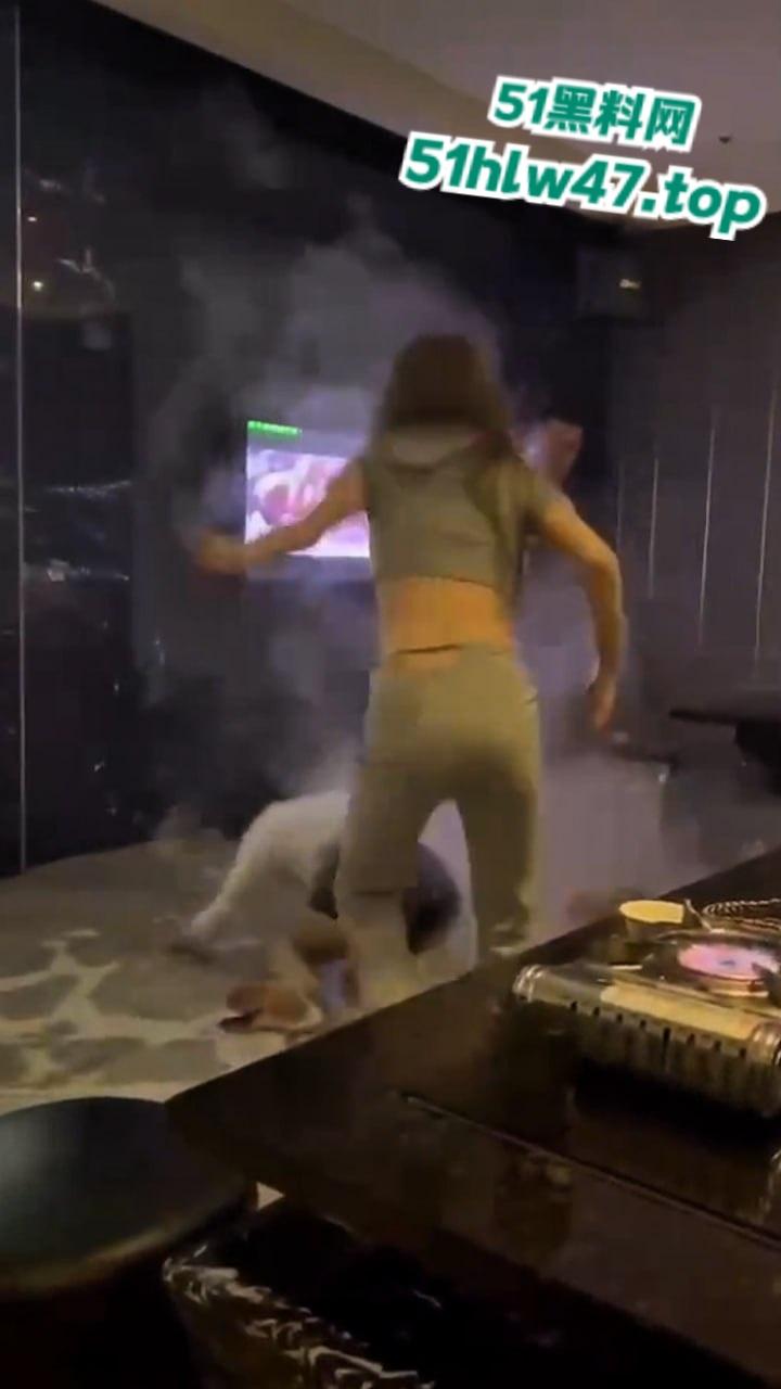 实拍ktv妹子撕逼打架现场，竟然用冒着浓浓滚烟的开水泼身上，轻则掉一层皮严重直接死人！-3