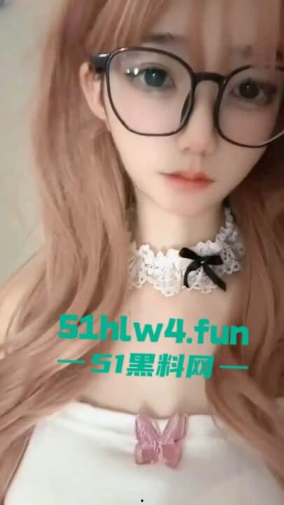 抖音擦边网红【美羊羊桑】百元门槛视频流出，甜美萝莉性感美脚让人魂飞现场隔空撸鸡。-7