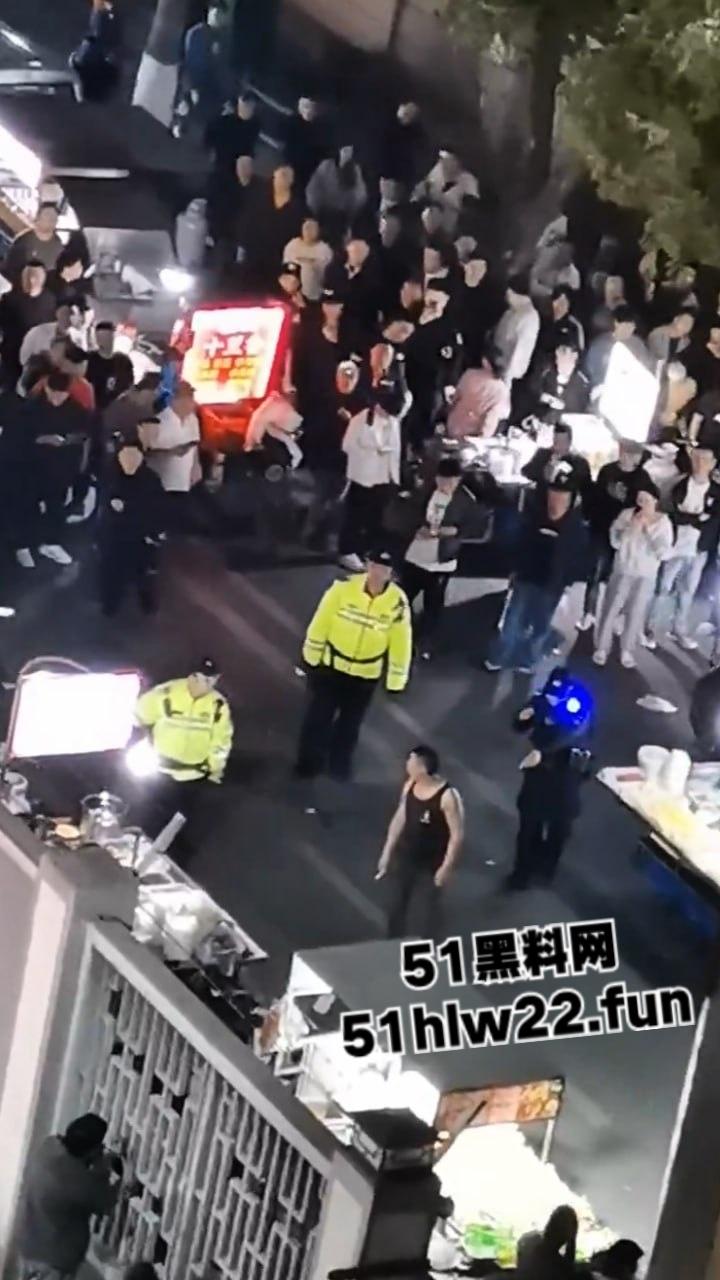苏州中华园一名男子在闹市区持刀，街头晃悠被警察现场处置以寻衅滋事罪起诉。-4